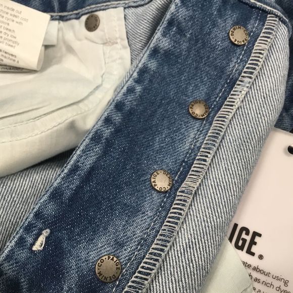 PAIGE DENIM| Margot Short w/ Exposed Button Fly - Picture 6 of 10